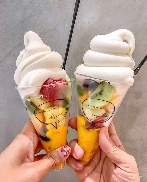 Tropical Parfait, Ice Cream Business, Ice Cream Cups, Yummy Ice Cream, Milk Shakes, Dessert Shop, Ice Cream Party, Ice Cream Shop, Cute Desserts