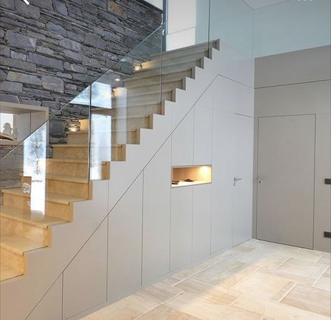 Under Stairs Space, Under Stairs Storage Ideas, Under Stairs Dog House, Under Stairs Wine Cellar, Small Space Storage Bedroom, Stairs Storage Ideas, Bedroom Storage For Small Rooms, Storage Hacks Bedroom, تحت الدرج