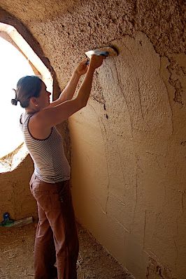 Straw Bale Dome Straw Bale Building, Straw Bale Construction, Cob Building, Casa Hobbit, Eco House Design, Earth Bag Homes, Ecological House, Off Grid House, Straw Bale House