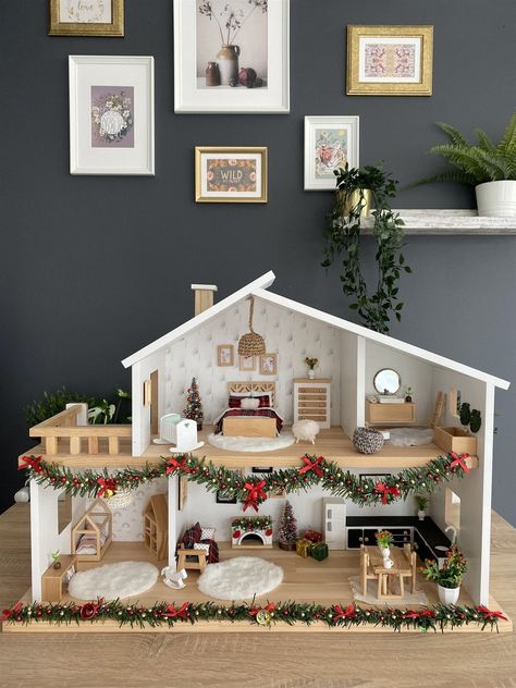 Scandinavian Dollhouse, Textile Furniture, Christmas Dollhouse, Dollhouse Decorating, Christmas Houses, Dollhouse Christmas, Doll House Plans, Dollhouse Projects, Dolls House Interiors