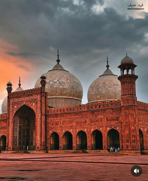 #badshahi#masjid#stunning#cloudy Badshahi Masjid Lahore, Pakistani Currency, Badshahi Masjid, Badshahi Mosque, Pakistan Culture, Pakistani Culture, Mughal Architecture, Cloudy Weather, Chef Wear