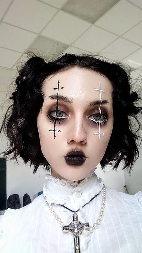 White Face Paint Makeup Looks, Halloween Ghoul Makeup, Ghost Band Makeup Ideas, Ghost Make Up, Black And White Halloween Makeup, White Goth Makeup, Ghoul Makeup, White Face Makeup, Blood Makeup