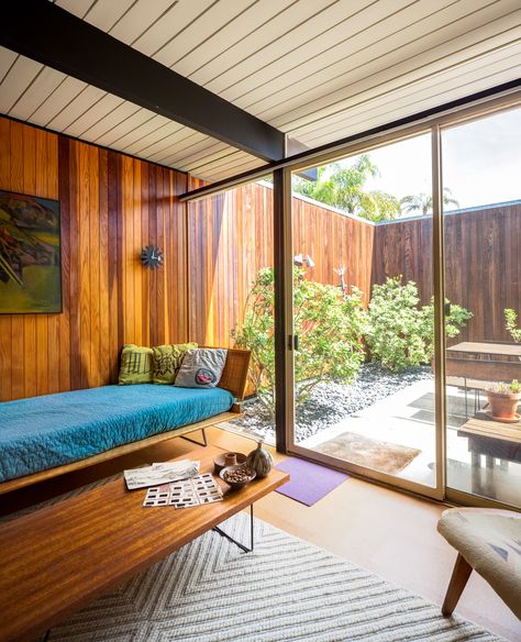 A Stunningly Restored Midcentury by Case Study Architect Craig Ellwood Asks $800K in San Diego - Dwell Craig Ellwood, Midcentury House, Case Study Houses, Modernist Architecture, Mid Century Modern Interiors, Mid Century Modern House, 70s Inspired, Mid Century House, Kazan