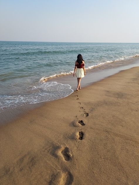 Beach photography footprints Photography Poses On Beach, Aesthetic Photo At Beach, Varkala Photography, Aesthetic Pictures At Beach, Photos Near Beach, Beach Aesthetic Pose Ideas, Goa Pics Ideas, Alleppey Photography, Aesthetic Beach Pic