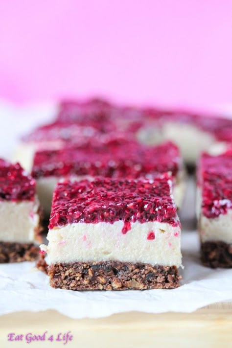 Raw vegan Vanilla raspberry cheesecake Vegan Raspberry Cheesecake, Chocolate Carrots, Deserturi Raw Vegan, Baking Vegan, Patisserie Vegan, Raw Vegan Desserts, Raw Cake, Vegan Cupcakes, Vegan Cheesecake