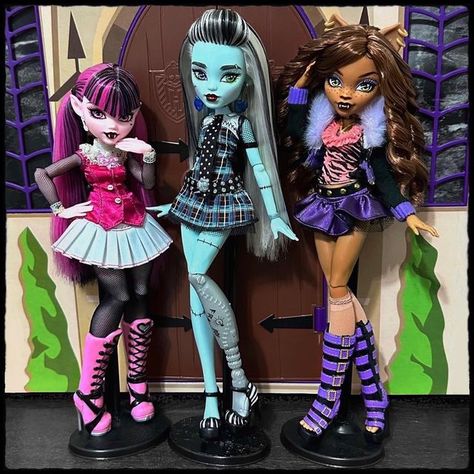 Matty Dolls on Instagram: "The Monster High Gen3 dolls in their Gen1 outfits look Drop Dead Gorgeous! 💀🎀 Working on Draculaura, Frankie Stein and Clawdeen Wolf with the help of my talented beasties @zombiexcorn and @morgsdolls was a blast, thank you both! 🌟🖤 I really want to continue with this series, but who do you think should be next? 💖💙💜 . . . #monsterhigh #mattel #dollcollector #dollstagram #dollphotography #mhdolls #skullector #frankiestein #draculaura #clawdeenwolf #lagoonablue #cl Monster High Gen 1 Dolls, Monster High Gen 3 Draculaura, Gen 3 Draculaura Doll, Gen 1 Monster High, Clawdeen Gen 3, Clawdeen Wolf X Draculaura, Gen 3 Monster High, Frankie Stein Gen 3, Monster High Gen 1