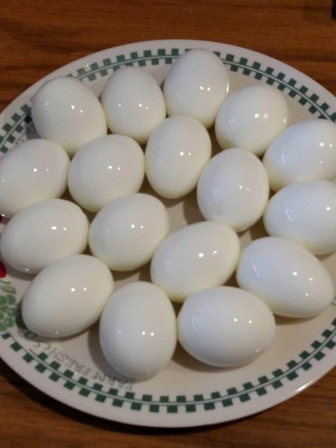 How to make easy to peel hard boiled eggs every time with no special equipment. Just a saucepan, eggs, water and ice. Works every time! Hard Boiled Eggs Time, Best Boiled Eggs, Easy Peel Boiled Eggs, Keto Cabbage Recipe, Hard Boiled Eggs Easy Peel, Peeling Boiled Eggs, Easy Peel Eggs, Easy Hard Boiled Eggs, Peeling Hard Boiled Eggs