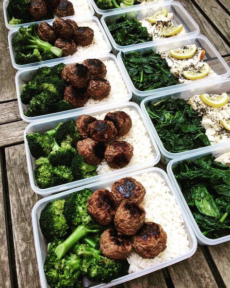 Another week, Another prep 🗒 •LUNCH• - Meatballs - White rice - Broccoli •DÎNER• - White fish lemon - Spinach #abs #aesthetics #eatclean… Lunch Meatballs, Lemon Spinach, Rice Broccoli, Fitness Meal Prep, Clean Meal Prep, Prep Lunch, Tiffin Box, Best Meal Prep, Rice Recipes For Dinner