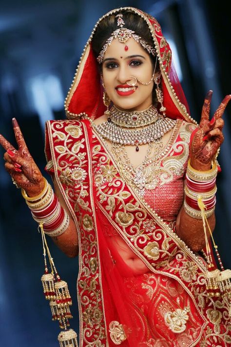 Dulhan Single Pose, Haldi Shoot, Wedding Dulhan Pose, Hindu Wedding Photos, शादी की तस्वीरें, K Photo, Indian Bride Poses, Indian Bride Photography Poses, Indian Bride Makeup