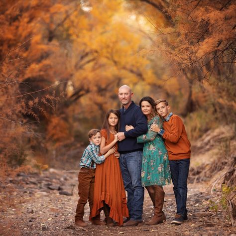 Beautiful fall family shoot in Northern Arizona Fall Pic Ideas Family, Fall Photoshoot Family Of Five, Fall Family Photography Ideas, Fall Shoot Ideas Family Pics, Fall Family Photos Big Family, Family Fall Outdoor Photoshoot, Family Fall Pictures Ideas, Cute Fall Family Pictures, Outside Fall Family Photoshoot Ideas