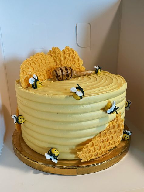 Ah-nah-ee (@ilunga_) on X Honey Bee Birthday Cake, Honey Bee Cake, Honey Bee Birthday, Bee Birthday Cake, Paris House, Bee Cake, Feminine Hygiene Products, Bedroom Ideas For Small Rooms Diy, Bee Wedding