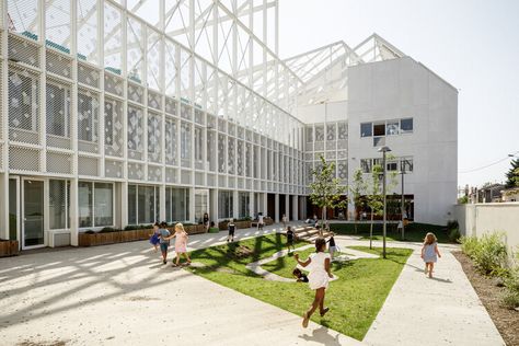 Major Lessons of Contemporary School Design: 37 Learning Spaces from Around the World | ArchDaily Landmark Buildings, Billie Holiday, School Building, Ground Floor Plan, Porch Design, Building Exterior, Learning Spaces, Contemporary Architecture, Architecture Building