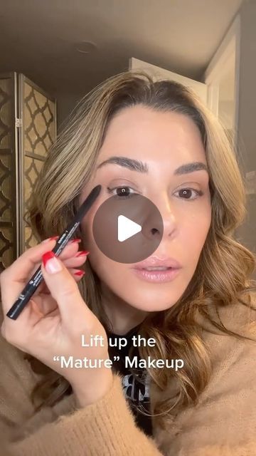 Erica Taylor on Instagram: "COMMON MAKEUP MISTAKES THAT AGE THE FACE. #mua #makeuptutorial #makeupartist #beautyhack #makeuphacks #makeupmistakes #maturemakeup #makeuphack #over40makeuptips #dosanddonts #makeuptutorial" How To Fill In Eyebrows, Erica Taylor, Eye Makeup Guide, Fuller Eyebrows, Common Makeup Mistakes, Sparse Eyebrows, Makeup Over 40, Eyebrow Hacks, Filling In Eyebrows