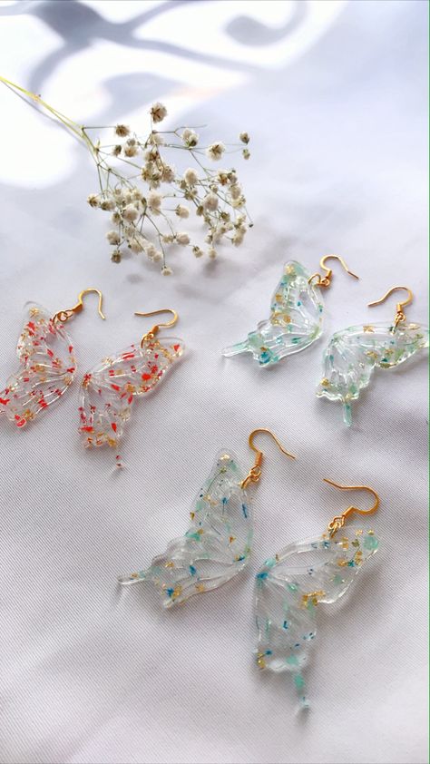 Resin Crafts Earrings, Resin Jewelry Idea, Resin Jewelry Holder, Resin Art Jewellery Ideas, Aesthetic Resin Jewelry, Resin Art Accessories, Butterfly Resin Earrings, How To Resin Jewelry, Earring Resin Ideas