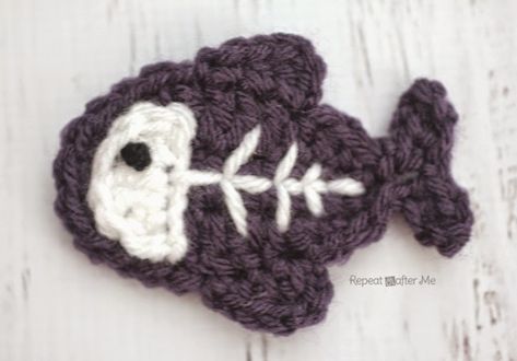 X is for X-ray Fish: Crochet X-ray Fish Applique - Repeat Crafter Me Crochet Insect, X Ray Fish, Crocheted Fish, Fish Applique, Ray Fish, Marque-pages Au Crochet, Fish Crochet, Crochet Applique Patterns Free, Crochet Appliques