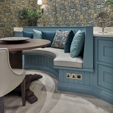 Kitchen Island With Booth Seating, Built In Bench Seating Dining, Kitchen Built In Seating, Booth Dining Table, Curved Banquette Seating, Corner Bench Dining Table, Kitchen Corner Bench, Booth Seating In Kitchen, Dining Bench Seat