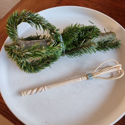 Creative with Christmas tree: make a whisk for whipped cream! - Carolina's Sloyd Kitchen Witch Recipes, Whittling Projects, Indoor Crafts, Brooms And Brushes, Christmas Tree Tops, Christmas Is Over, Witch Diy, Woodworking Inspiration, Fresh Christmas Trees