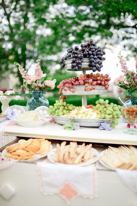 Buffet Dessert, Funny Vine, Deco Champetre, Garden Wedding Reception, Reception Food, Summer Garden Party, Boho Party, Wedding Garden, Party Buffet