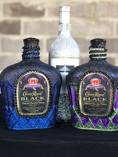 Crown Apple Bling Bottle, Crown Royal Glitter Bottle, Glitter Crown Royal Bottle, Bedazzled Crown Royal Bottle, Crown Royal Bottle Crafts Diy Ideas, Crown Royal Bottles Ideas, Crown Bottle Crafts Diy, Crown Royal Bottle Crafts, Crown Royal Bottle Crafts Diy