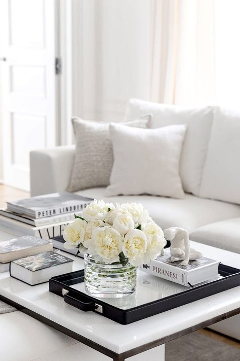 Celebrity Home, Coffee Table Decor Living Room, White Coffee Table, White Apartment, Elle Fashion, Fashion Director, Table Decor Living Room, Elle Decoration, Table Styling