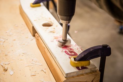 How to Make a Shot Ski (and Other Uses for Old Skis) | REI Co-op Journal Diy Shot Ski, Shot Ski Design Ideas, Water Ski Decor, Boot Bottle Opener, Skiing Colorado, Ski Inspiration, Ski Bar, Shot Ski, Wine Jokes