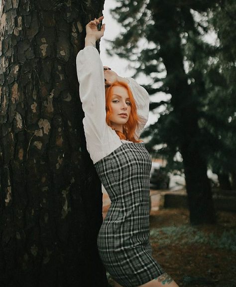 Outdoor Modeling Poses Photo Shoots, Outdoor Fashion Photography Women, Outdoor Poses For Women, Tree Photoshoot Ideas, Female Portrait Poses, Outdoor Portrait Photography, Summer Picture Poses, Fashion Model Poses, Friend Poses Photography