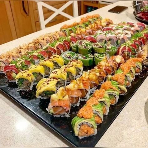 Sushi Platter, Sushi Recipes, Yummy Comfort Food, Food Recepie, Food Obsession, Interesting Food Recipes, Food Menu, Pretty Food, Food Cravings