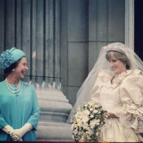 Royal Family on Instagram: “Queen Elizabeth shares a moment with Princess Diana on the balcony of the Buckingham Palace on the wedding day of Prince Charles and Diana.…” Prince Charles Wedding, Lesley Anne Down, Charles And Diana Wedding, Princesa Margaret, Diana Wedding Dress, Princess Diana Rare, Herzogin Von Cambridge, Princess Diana Wedding, Prince Charles And Diana