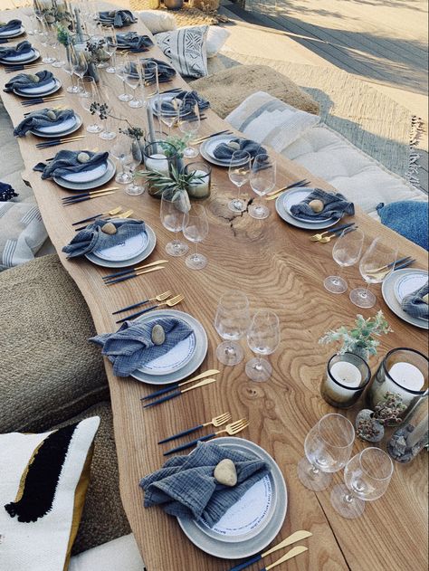 Beach Dinner Table Setting, Seafood Party Ideas Decorations, Beach Wedding Reception Dinner, Seaside Party Decorations, Coastal Dinner Table, Beach Table Set Up, Beach Dinner Ideas Decor, Beach Theme Dinner Party, Yacht Dinner Party