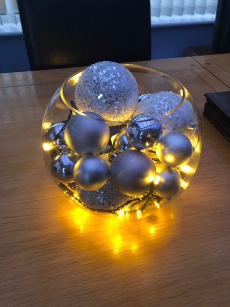 Christmas Fishbowl Centerpieces, Winter Table Decorations Centre Pieces, Glass Bowl Decor Ideas Centerpieces, Crystal Bowl Decor Ideas, Fishbowl Centerpiece, Easy Christmas Decor Ideas, Prize Ideas, Christmas Table Decorations Diy, Xmas Centerpieces