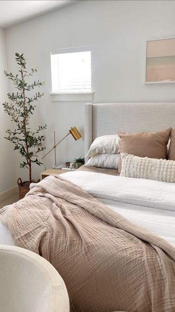 Sabrina Tan on Instagram: "The perfect lightweight blanket - $39 on Amazon: light tan color (exact one linked on Amazon Storefront link in bio) and my bedding are @brooklinen linen bedding code: TAN20 for $20 off" Tan Bed Spread, Sheet And Comforter Color Combos, Tan Bed Sheets, Tan Bedding Ideas, Brooklinen Bedding Ideas, Bedding Color Combo Ideas, Colored Bed Sheets, Light Brown Bedding, Tan Sheets