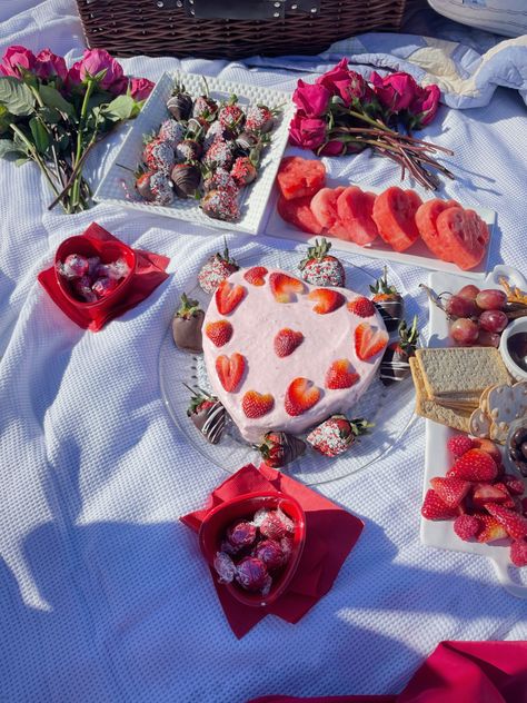 V Day Picnic, Valentine Vibes Aesthetic, Valentines Day Picnic Ideas Outdoor, Valentines Beach Picnic, Picnic Valentines Day Date Ideas, Galentines Beach Picnic, Red Picnic Aesthetic, Galentines Picnic Ideas, Valentine Picnic Ideas