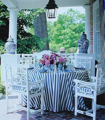 Carolyne Roehm, Blue And White Decor, Blue White Decor, Chinoiserie Chic, Casa Exterior, Table Cloths, White Home Decor, Al Fresco Dining, Porch Patio