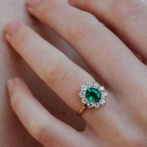 Vintage Wedding Rings, Round Engagement, Diamond Cluster Engagement Ring, Green Ring, Cluster Engagement Ring, Jewellery Gold, Emerald Engagement, Wedding Rings Vintage, Emerald Engagement Ring