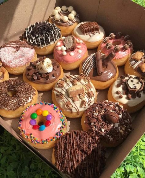 Donut Business, Yummy Foods, Delicious Donuts, Chocolate Donuts, Food Therapy, Sweet Snacks Recipes, Yummy Comfort Food, Food Drinks Dessert, Food Snapchat