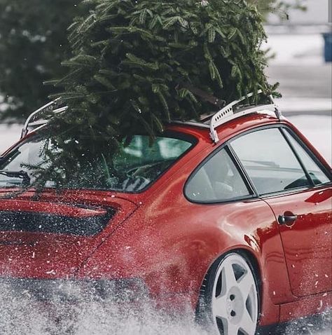 Car Christmas Tree, Driving Home For Christmas, Winter Car, Retro Ski, Christmas Ad, Ferdinand Porsche, Christmas Car, Vintage Porsche, Audi Quattro