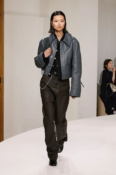 Lemaire Spring 2025 Ready-to-Wear Fashion Show | Vogue Paris Fashion Week Men, Jeans Trend, Christophe Lemaire, Spring 2025, Menswear Fashion, Mode Inspo, Vogue Runway, Mens Accessories Fashion, Pant Shirt