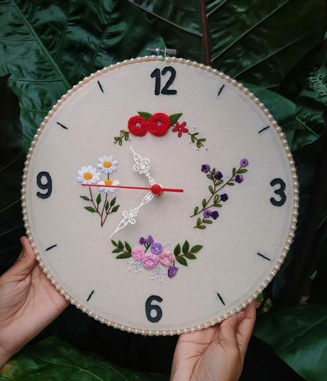 Embroidered Clock, Clock Embroidery, Embroidery Clock, Hoop Art Design, Embroidery Hoop Art Diy, Embroidery Stitches Beginner, Embroidery Hoop Wall Art, Embroidery Wall Art, Diy Embroidery Designs