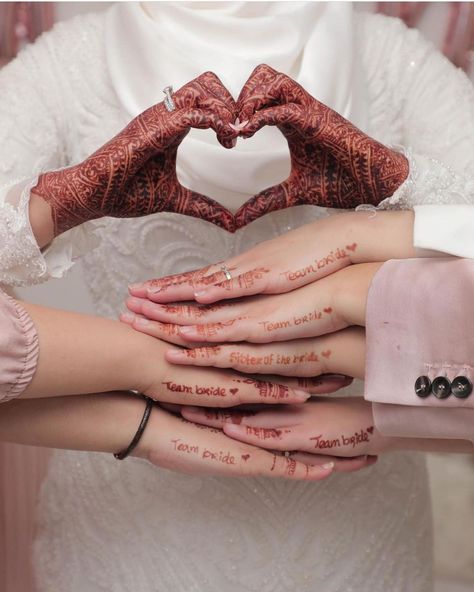 Tag and Share 📌
Comment below what you think about this 📝 Mehndi Tags Ideas, Mendhi Photoshoot Poses, Bride Sister Mehndi Design, Bride Sister Mehndi, Sister Mehndi, Mehndi Design For Bride, Bride Best Friend, Mehendi Photoshoot, Mehendi Photography