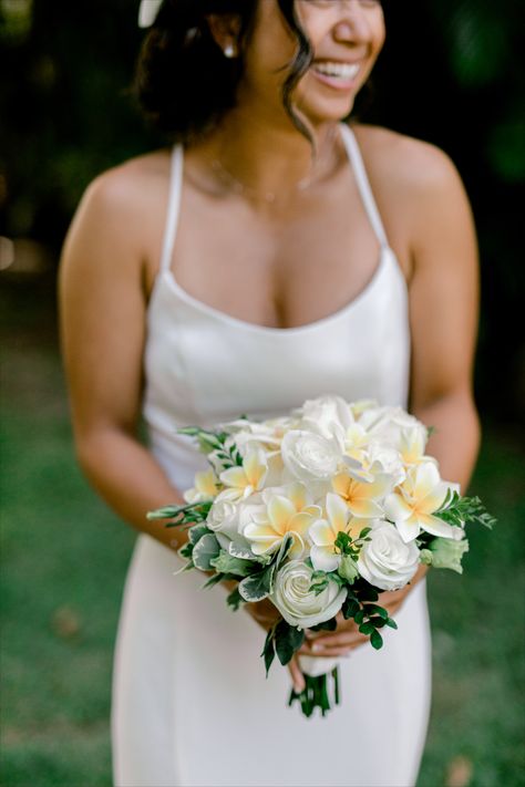 Filipina Kalachuchi Bouquet, short bouquet of plumeria flowers #filipinabride #pinaybride #filipinana #filipinawedding Hibiscus Flower Bouquet Wedding, Filipino Flower Bouquet, Bridal Bouquet Hawaii, Filipino Wedding Bouquet, Hibiscus Bridal Bouquet, Sampaguita Bouquet, Plumeria Bouquet Wedding, Hawaii Wedding Bouquet, Filipina Wedding