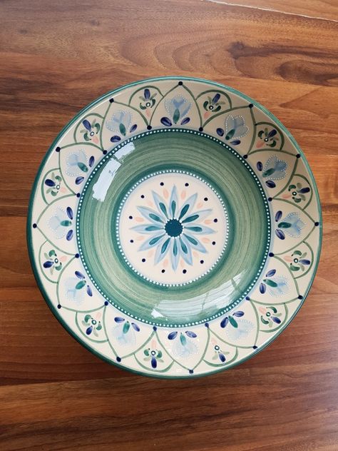 Simple Painted Ceramics, Paint Bowls Ideas, Painted Plate Ideas Ceramics, Hand Painted Bowls Ceramics, Ceramic Bowl Decoration, Ceramic Bowl Ideas Design, Pottery Painting Salad Bowl, Hand Painted Ceramic Bowls, Ceramic Platter Painting Ideas