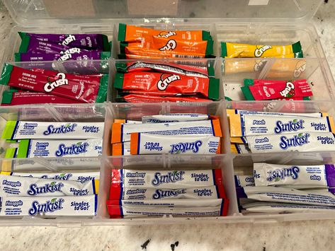 Great way to organize drink mix oackets for flavored waters!! Drink Mix Storage Ideas, Water Packet Storage, Water Packet Organization, Drink Packet Organization, Packet Organization, Watertok Recipes, Flavored Waters, Flavored Water Recipes, Tea Organization