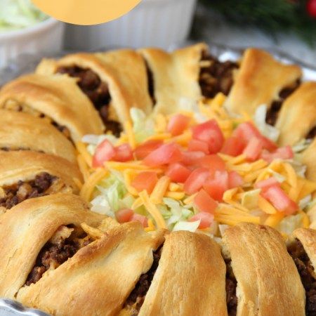 Ultimate Crescent Roll Taco Ring - This isn't just a taco ring, it's filled with guacamole, sour cream, cheese and tomatoes - easy and delicious, ready to serve a crowd! Crescent Roll Ring Recipes, Crescent Roll Taco Ring, Crescent Roll Taco, Roll Appetizers, Taco Ring, Crescent Recipes, Crescent Roll Recipes, Crescent Roll, Corn Chips