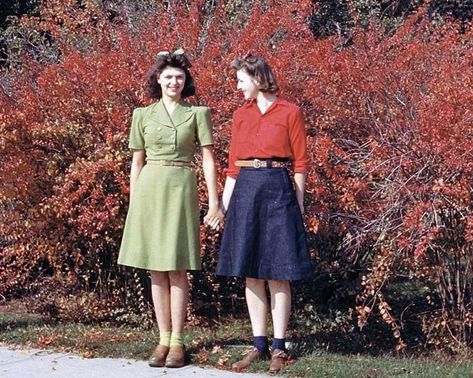 Wwii Womens Fashion, 1940s Everyday Fashion, 40s Aesthetic, Ww2 Fashion, Fashion 60s, Low Cut Blouses, 50s Outfits, Matching Socks, Lindy Hop