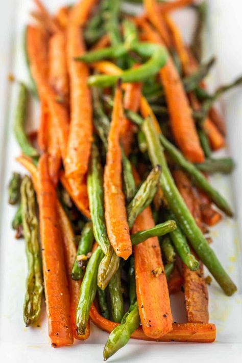 Roasted Carrots And Green Beans, Roasted Baby Carrots, Green Beans Side Dish, Carrots And Green Beans, Eating Carrots, Carrot Greens, Healthy Side Dish, Roasted Green Beans, Vegan Side Dishes