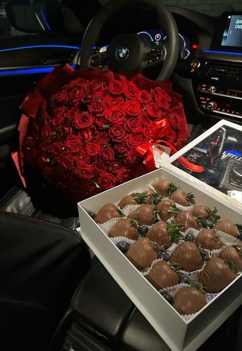 Bae Gift, Birthday Ig, Luxury Flower Bouquets, Cute Couple Gifts, Flower Gift Ideas, Flower Therapy, Beautiful Bouquet Of Flowers, Covered Strawberries, Luxury Flowers