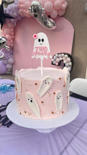 Two Spooky 2nd Birthday Cake, Boo Two Birthday Party, Cute Ghost Birthday Party, Spooky One Cupcakes Girl, Halloween Ghost Cake Ideas, 2 Spooky Birthday Cake, Cute Spooky Birthday Party, Two Spooky 2nd Birthday Party Cake, Halloween Themed Birthday Party Food