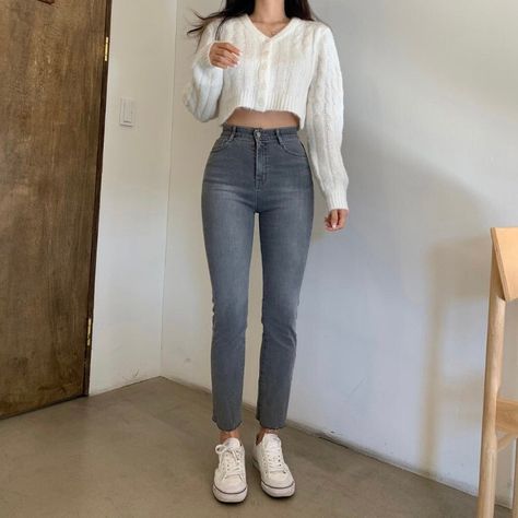 Outfit For Skinnies Girl, Feminine Outfits With Jeans, Light Feminine Outfits Casual, Ulzzang Outfit Korean Style, Light Feminine Outfits, Skinning Jeans Outfit, Basic Top Outfit, Jeans For Women 2023, Comfy Minimalist