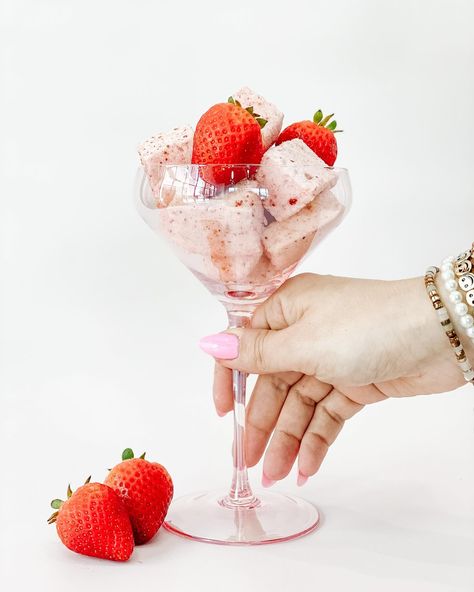 🍓🥂 Our Strawberry Champagne marshmallows have a new look! Deliciously fruity, these marshmallows, stuffed and tossed with real strawberries and a hint of champagne sugar. #yum order online or pick up in store , this week this flavor is part of our Mother’s Day box along with amaretto, sour peach, sangria, and many more tasty flavors 😋 #mothersday #marshmallows #gourmetmarshmallows #strawberry🍓 #champagne #bestgiftever Flavored Marshmallows, Amaretto Sour, Pink Cafe, Peach Sangria, Strawberry Champagne, Frozen Treat, Cake Shop, Allergy Free, Egg Free