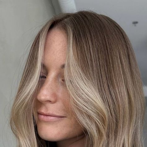 Maddie | Hairstylist on Instagram: "LIVED IN DREAMS ☁️  teasylights w/ a root melt and gloss   #beigebalayage #haireducation #livedinhair #kelownahair" Blonde Hair Root Smudge, Root Melt Blonde, Blonde Root Melt, Blonde Root Smudge, Root Melt, Root Smudge, Soft Shiny Hair, Blonde Hair With Roots, Golden Blonde Hair